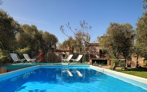 Stony Villa Volcano View: Agua, Planta, Cielo, Propiedad, Edificio, Piscina, Azur, Paisaje Natural, Árbol, Hierba
