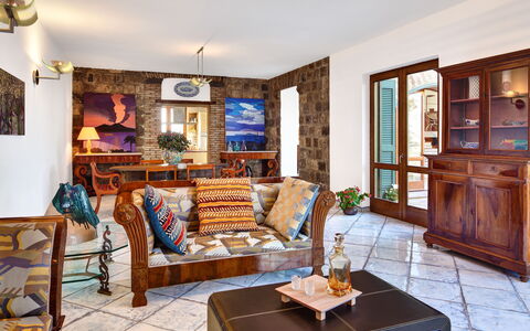 Stony Villa Volcano View: Marco, Mueble, Propiedad, Mesa, Sofá, Azur, Diseño De Interiores, Encendiendo, Madera, Sala