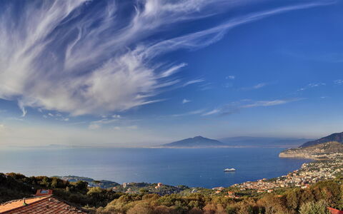 Stony Villa Volcano View: Nube, Cielo, Agua, Los Recursos Hídricos, Atmósfera, Azur, Planta, Paisaje Natural, Tierras Altas, Luz De Sol