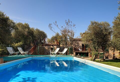 Stony Villa Volcano View: Agua, Planta, Cielo, Propiedad, Edificio, Piscina, Azur, Paisaje Natural, Árbol, Hierba