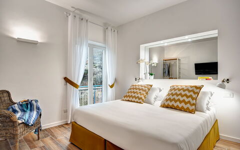 Sorrento Golden Apartment: Mueble, Ventana, Edificio, Comodidad, Azur, Madera, Mesa, Textil, Marco De La Cama