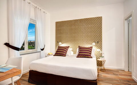 Sorrento Golden Apartment: Mueble, Propiedad, Comodidad, Edificio, Madera, Textil, Sombra, Marco De La Cama, Diseño De Interiores, Suelo
