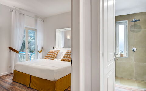 Sorrento Golden Apartment: Mueble, Edificio, Comodidad, Madera, Sombra, Puerta, Suelo, Marco De La Cama, Ventana