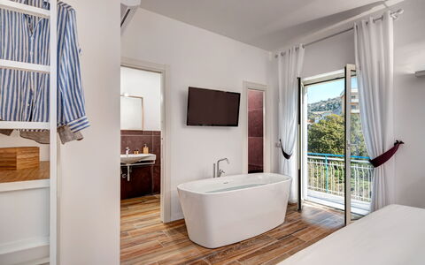 Sorrento Golden Apartment: Propiedad, Bañera, Arreglo De Tubería, Edificio, Azur, Madera, Grifo, Ventana, Baño