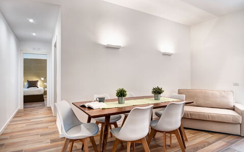 Sorrento Golden Apartment: Mesa, Propiedad, Mueble, Planta, Sofá, Comodidad, Madera, Planta De Casa, Diseño De Interiores, Encendiendo