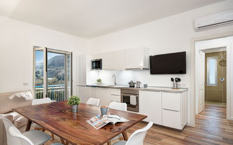 Sorrento Golden Apartment: Mueble, Mesa, Propiedad, Gabinetes, Madera, Sala, Mostrador, Diseño De Interiores, Suelo