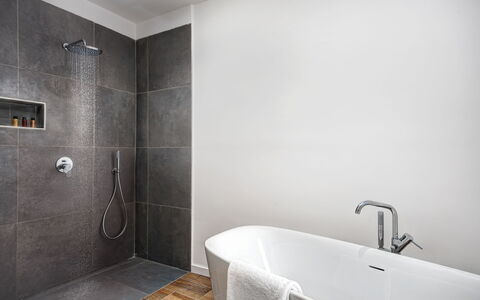 Luxury Blues Apartment: Bañera, Arreglo De Tubería, Baño, Edificio, Ducha, Alcachofa De La Ducha, Diseño De Interiores, Suelo