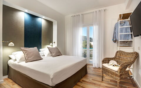 Luxury Blues Apartment: Mueble, Propiedad, Madera, Encendiendo, Comodidad, Diseño De Interiores, Piso, Suelo, Sombra