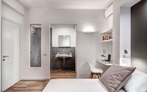 Luxury Blues Apartment: Mueble, Propiedad, Edificio, Puerta, Marco, Blanco, Mesa, Espejo, Comodidad, Diseño De Interiores