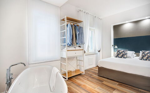 Luxury Blues Apartment: Bañera, Edificio, Comodidad, Madera, Suelo, Marco De La Cama, Piso, Puerta, Gabinetes