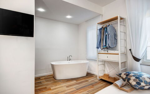 Luxury Blues Apartment: Bañera, Edificio, Arreglo De Tubería, Producto, Ventana, Madera, Gabinetes, Cortina, Diseño De Interiores