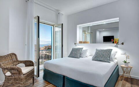 Luxury Blues Apartment: Mueble, Propiedad, Comodidad, Edificio, Azur, Madera, Ventana, Arquitectura, Diseño De Interiores