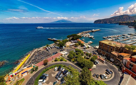 Luxury Blues Apartment: Agua, Nube, Cielo, Los Recursos Hídricos, Tiempo De Día, Edificio, Naturaleza, Azur, Azul, Planta