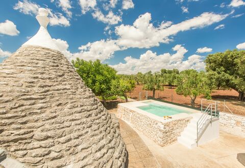 Trullo Del Pioppo Gigante: Nube, Cielo, Cubrir Con Paja, Planta, Árbol, Casa, Paisaje, Piscina, Hierba, Paisaje Natural