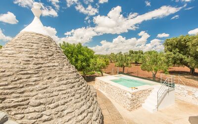 Trullo Del Pioppo Gigante: Nube, Cielo, Cubrir Con Paja, Planta, Árbol, Casa, Paisaje, Piscina, Hierba, Paisaje Natural