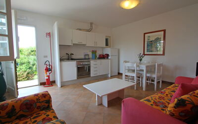 Maestrale: Habitación, Propiedad, Mueble, Edificio, Diseño De Interiores, Sala, Casa, Bienes Raíces, Suelo, Mesa