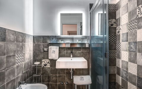 Loft In Sorrento: Espejo, Grifo, Arreglo De Tubería, Lavabo, Edificio, Lavabo Del Baño, Baño, Púrpura, Madera, Suelo
