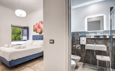 Loft In Sorrento: Mueble, Propiedad, Edificio, Espejo, Comodidad, Diseño De Interiores, Marco, Televisión, Suelo, Marco De La Cama