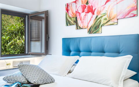Loft In Sorrento: Flor, Propiedad, Mueble, Sofá, Blanco, Planta, Verde, Azur, Rectángulo, Comodidad