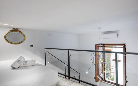 Loft In Sorrento: Edificio, Diseño De Interiores, Suelo, Comodidad, Piso, Madera, Bienes Raíces, Casa, Marco De La Cama