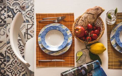 Loft In Sorrento: Comida, Vajilla, Vajilla, Mesa, Plato, Madera, Utensilios Para Servir, Ingrediente