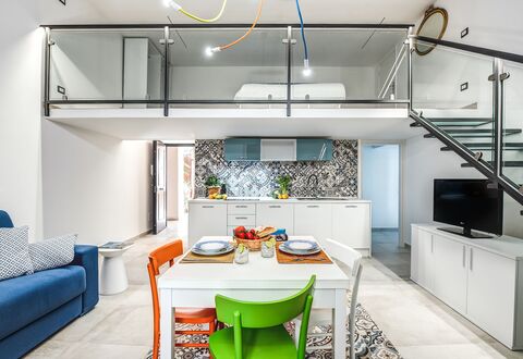 Loft In Sorrento: Mesa, Mueble, Propiedad, Gabinetes, Sofá, Azul, Edificio, Diseño De Interiores, Encendiendo, Mostrador