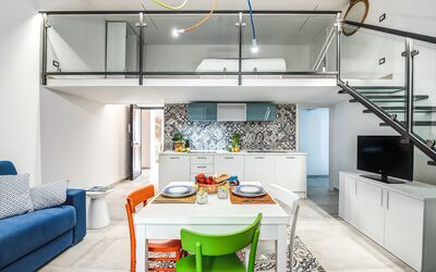 Loft In Sorrento: Mesa, Mueble, Propiedad, Gabinetes, Sofá, Azul, Edificio, Diseño De Interiores, Encendiendo, Mostrador