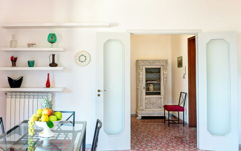 Parsano Home: Mueble, Propiedad, Edificio, Puerta, Diseño De Interiores, Naranja, Casa, Madera, Suelo, Marco