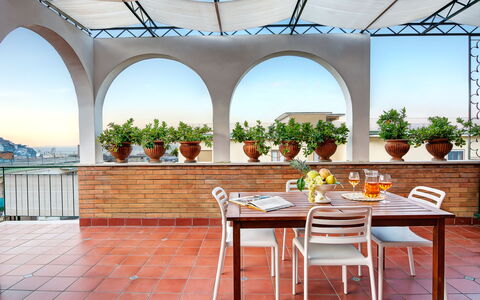 Parsano Home: Cielo, Mesa, Mueble, Propiedad, Planta, Azur, Sombra, Arquitectura, Silla, Mueble Para Exteriores