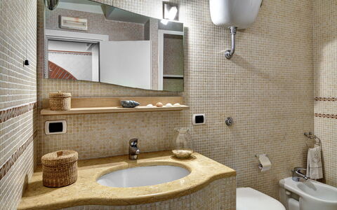 49 Little House: Marrón, Grifo, Espejo, Lavabo Del Baño, Arreglo De Tubería, Lavabo, Propiedad, Baño, Encendiendo, Diseño De Interiores