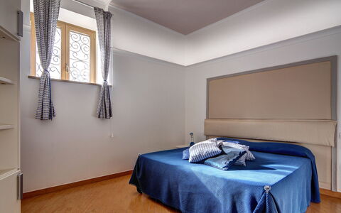 49 Little House: Propiedad, Ventana, Comodidad, Edificio, Sombra, Madera, Textil, Diseño De Interiores, Piso