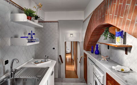 49 Little House: Mostrador, Gabinetes, Fregadero, Lavabo, Propiedad, Mueble, Planta, Blanco, Edificio, Grifo