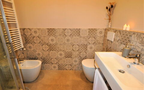 Villa Claudia: Marrón, Arreglo De Tubería, Grifo, Lavabo Del Baño, Propiedad, Lavabo, Baño, Edificio, Púrpura, Diseño De Interiores