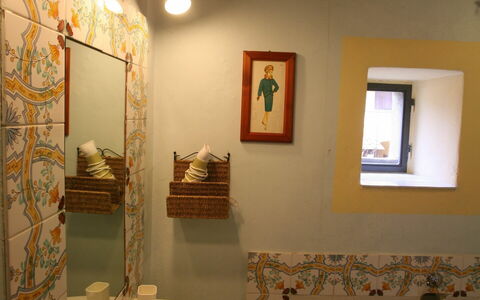 Villa Toppani Del Sodo: Espejo, Propiedad, Edificio, Arreglo De Tubería, Baño, Lavabo Del Baño, Lavabo, Grifo, Diseño De Interiores, Encendiendo