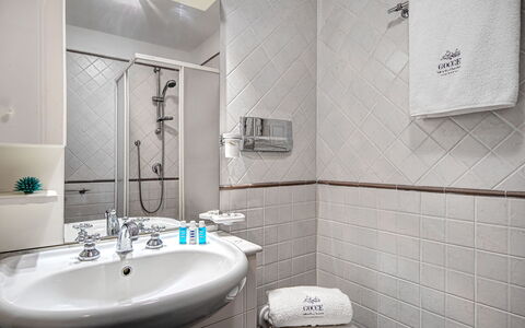 La Baia Dello Chalet: Espejo, Grifo, Arreglo De Tubería, Lavabo Del Baño, Propiedad, Lavabo, Edificio, Mueble De Baño, Baño, Negro