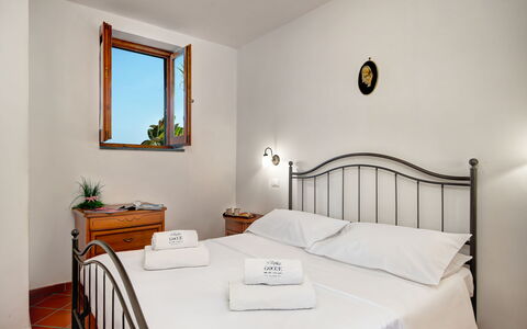 La Baia Dello Chalet: Espejo, Propiedad, Mueble, Fotografía, Comodidad, Planta, Madera, Cama, Textil, Diseño De Interiores