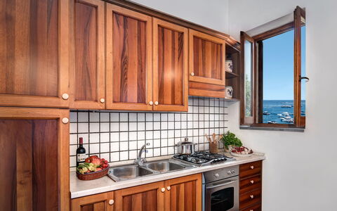 La Baia Dello Chalet: Gabinetes, Mostrador, Propiedad, Mueble, Grifo, Aparato De Cocina, Madera, Estufa De Cocina, Cocina, Ventana