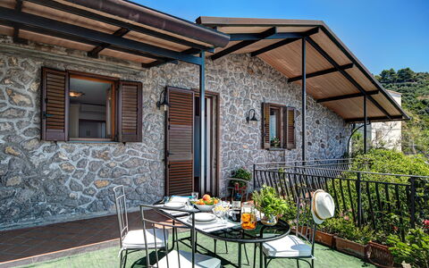 La Baia Dello Chalet: Planta, Edificio, Mesa, Mueble, Propiedad, Ventana, Cielo, Silla, Maceta, Diseño De Interiores