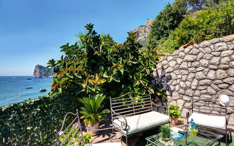 La Baia Dello Chalet: Cielo, Planta, Agua, Propiedad, Planta De La Comunidad, Botánica, Paisaje Natural, Mueble Para Exteriores, Vegetación, Arecales
