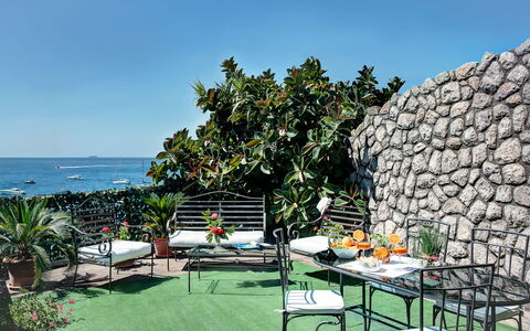 La Baia Dello Chalet: Cielo, Planta, Propiedad, Agua, Mueble, Mesa, Naturaleza, Silla, Mueble Para Exteriores, Sombra