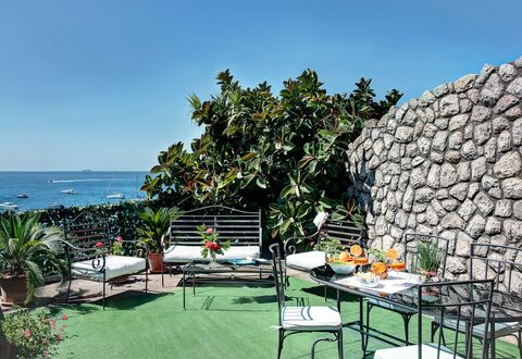 La Baia Dello Chalet: Cielo, Planta, Propiedad, Agua, Mueble, Mesa, Naturaleza, Silla, Mueble Para Exteriores, Sombra