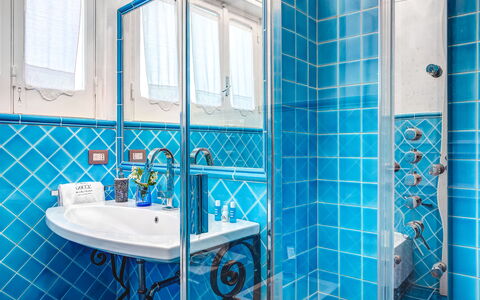 Medusa And The Seahorse Villa: Espejo, Grifo, Lavabo, Arreglo De Tubería, Azul, Ventana, Púrpura, Azur, Lavabo Del Baño, Baño