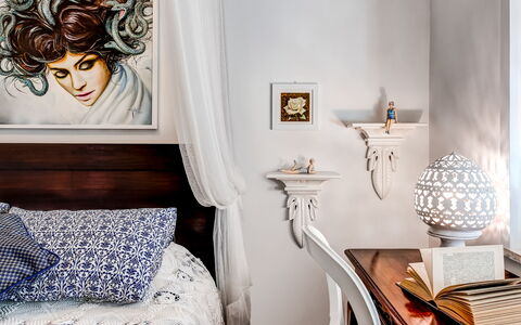 Medusa And The Seahorse Villa: Mueble, Marco, Comodidad, Textil, Diseño De Interiores, Madera, Lámpara, Almohada, Sala
