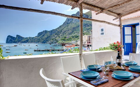 la casa-sul-mare-delle-sirene-marina-del-cantone-apartment-terrace