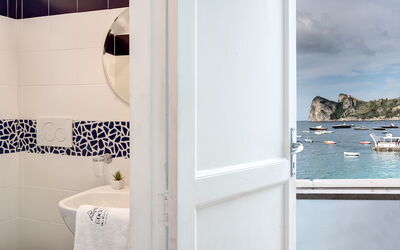 la casa-sul-mare-delle-sirene-marina-del-cantone-apartment-bathroom