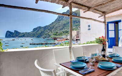 la casa-sul-mare-delle-sirene-marina-del-cantone-apartment-terrace