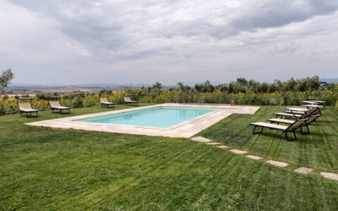 Villa Milluzzi: Nube, Cielo, Piscina, Planta, Árbol, Sombra, Edificio, Rectángulo, Hierba, Suelo