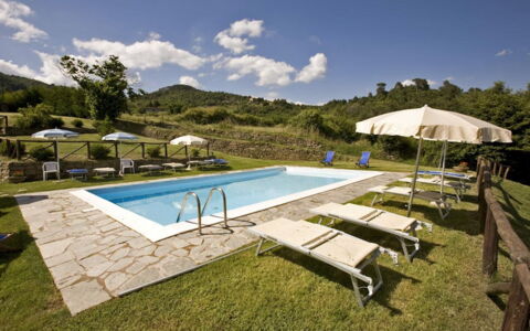 Villa Il Biancospino: Cielo, Propiedad, Nube, Piscina, Paraguas, Sunlounger, Mueble Para Exteriores, Sombra, Cuerpo De Agua, Planta