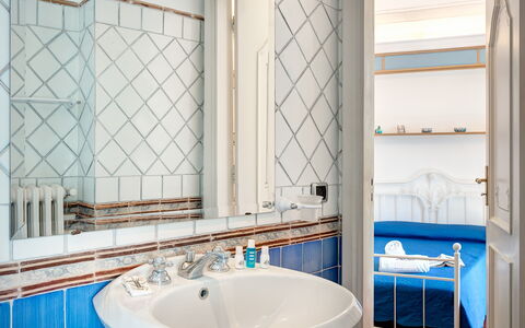 Palazzo Villa Dei Nobili: Grifo, Espejo, Propiedad, Arreglo De Tubería, Lavabo, Blanco, Azul, Azur, Baño, Diseño De Interiores