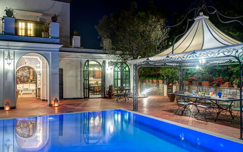 Palazzo Villa Dei Nobili: Agua, Propiedad, Mueble, Piscina, Planta, Azul, Azur, Edificio, Cielo, Árbol